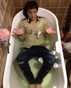 明星拍戏被舔胸,明星拍戏遭遇不雅事件引发关注